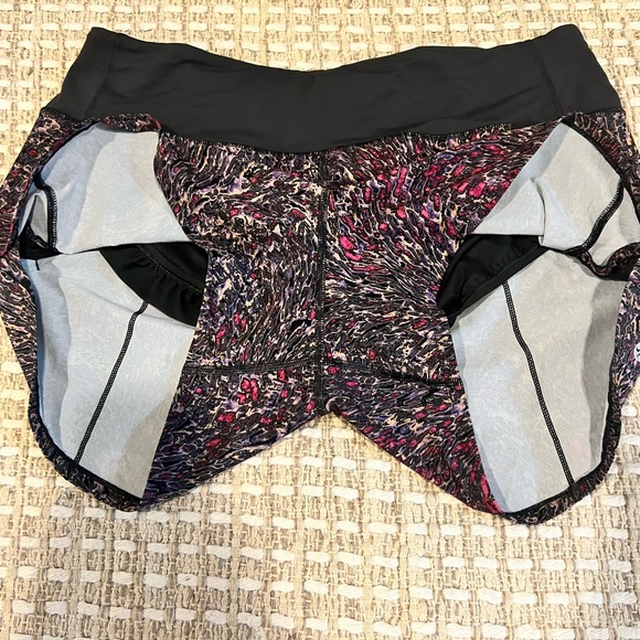 Lululemon Speed Up Shorts - Picture 3 of 5